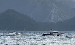 Marmaris’te denizde arızalanan teknedeki vatandaşlar polis botu ile kurtarıldı