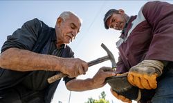 Nalbant aile, köyleri gezerek atları hasada hazırlıyor