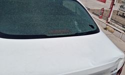 Rüzgarın uçurduğu sac otomobilin camını kırdı