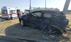 Otomobil direğe ok gibi saplandı: 3 yaralı