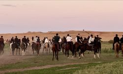 Kazak gençler, ata binme tutkusunu uçsuz bucaksız bozkırlarda yaşıyor