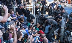 Netanyahu'nun partisinin genel merkezi önünde polis ile protestocular çatıştı