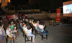 Siirt'te köylerdeki aileler yıldızların altında sinema ile buluşturuluyor