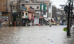 Pakistan'da etkili olan muson yağmurları sonucu ölenlerin sayısı 299'a yükseldi
