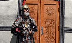 Temsili savaş kıyafetiyle şehirleri dolaşan "71'lik delikanlı", Ahlat'ta gençlerin ilgi odağı oldu