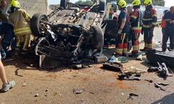 Takla atan otomobilde sıkışan 2 kişiyi itfaiye kurtardı