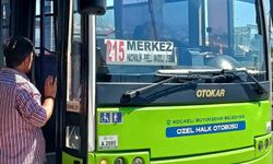 Yolcuyu demir sopa aile kovaladığı iddia edilen otobüs şoförü, polis gelince bıçağını boynuna dayadı