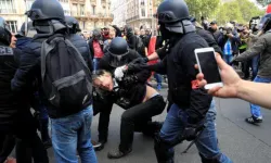 Fransa'da Macron karşıtı gösterilerde polisle protestocular çatıştı