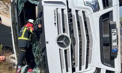 Sürücüsünün direksiyon hakimiyetini kaybettiği tır devrildi: 1 yaralı