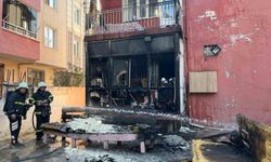 Balkonda çıkan yangın eşyaları küle çevirdi