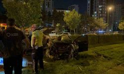Tramvay yoluna uçan otomobil hurdaya döndü: 1 ölü, 1 yaralı