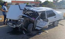 Hafif ticari ile çarpışıp hurdaya dönen otomobilde 2 kişi yaralandı