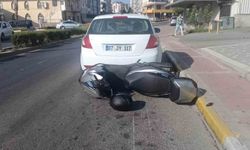 Virajı alamayan motosiklet park halindeki otomobile çarptı: 1 yaralı