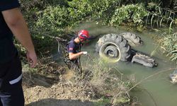 Sulama kanalına devrilen traktörün sürücüsü hayatını kaybetti