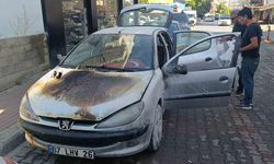 Antalya’da seyir halindeki otomobil yandı