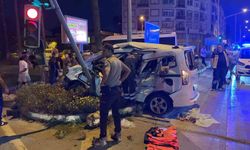 Antalya’da kırmızı ışık ihlali kazayı da beraberinde getirdi: 3’ü ağır 6 yaralı