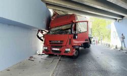 Küçükçekmece’de tır altgeçide sıkıştı