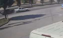 3 aracın karıştığı kaza güvenlik kamerasında