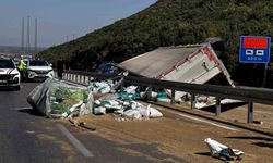 Antalya’da tır devrildi, ortalık savaş alanına döndü: Genç sürücü hayatını kaybetti