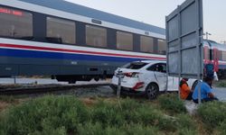 Yolcu treni otomobile çarptı: 1 yaralı