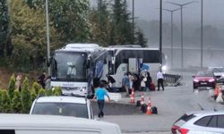 Otobüsler çarpıştı, yolcular ıslanmamak için bagaj kapaklarını açtılar
