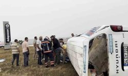 Kayganlaşan yolda minibüs devrildi: 3 yaralı