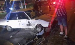 Kontrolden çıkan otomobil kamyonetlere çarptı: 3 yaralı
