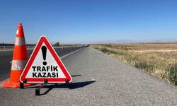 Karaman’da bariyerlere çarpan otomobildeki 3 kişilik aile ölümden döndü
