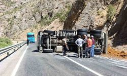 Hakkari’de maden yüklü kamyon devrildi:1 yaralı