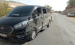 Kamyon ile minibüs çarpıştı: 1 yaralı