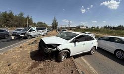 Yola kontrolsüz giren kamyonet, çarptığı otomobili karşı yola fırlattı