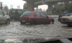Ankara’da etkili olan sağanak trafikte aksamaya neden oldu