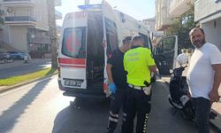 Otomobil ile çarpışan motosikletli yaralandı: Kaza anı güvenlik kamerasında