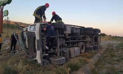 Karapınar’da kamyon devrildi: 2 yaralı