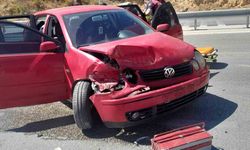 Kontrolden çıkan otomobil bariyerlere çarparken, 1 kişi yaralandı