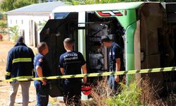 Antalya’da sürücüsü direksiyon başında rahatsızlanan elektrikli otobüs devrildi, sürücü hayatını kaybetti