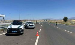 Dinlenme tesisinde unuttuğu arkadaşını almak için ters yönde ilerleyip trafiği tehlikeye attı