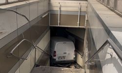 Hafif ticari aracıyla metro istasyonuna daldı