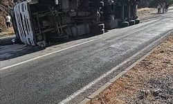 Elazığ’da virajı alamayan tır, devrildi