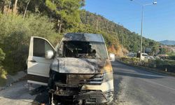 Marmaris’te turistleri taşıyan minibüs alev aldı