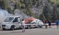 Çekici üzerindeki otomobil alev alev yandı