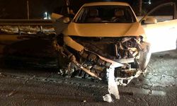 Mardin’de otomobil demir bariyerlere çarptı: 1 yaralı