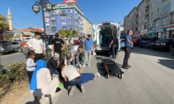 Yolun karşı tarafına geçmeye çalışan kadına motosiklet çarptı: 2 yaralı