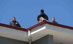 Alacağını alamadı çatıya çıktı, polis yiyecek verip indirdi