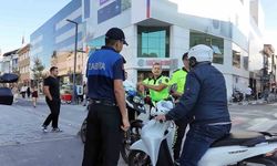 Motosiklet sürerken bir eliyle baklava taşımaya çalışan sürücüsü cezaya itiraz edemedi
