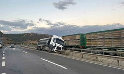 Bilecik’te kontrolden çıkan tır orta refüje çarparken, sürücüsü yaralandı