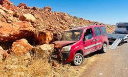 Hafif ticari araç şarampole çarptı: 3 yaralı