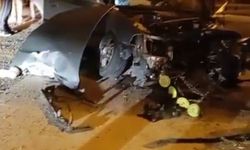 Direksiyon hakimiyetini kaybetti önce eve sonra direğe çarptı: 1’i ağır 3 yaralı