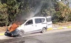 Seyir halindeki kamyonet alev alev yandı