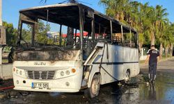Antalya’da park halindeki midibüs alev alev yandı